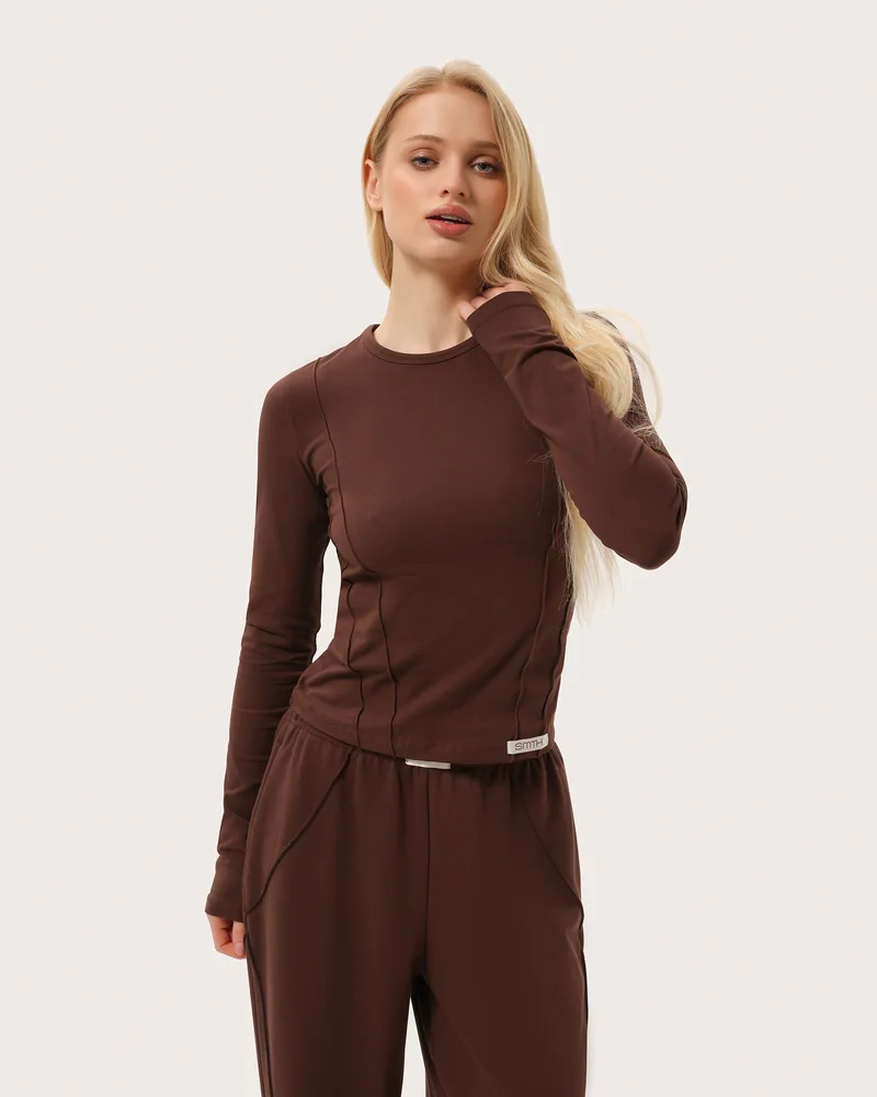 Dopasowany czekoladowy longsleeve z przeszyciami