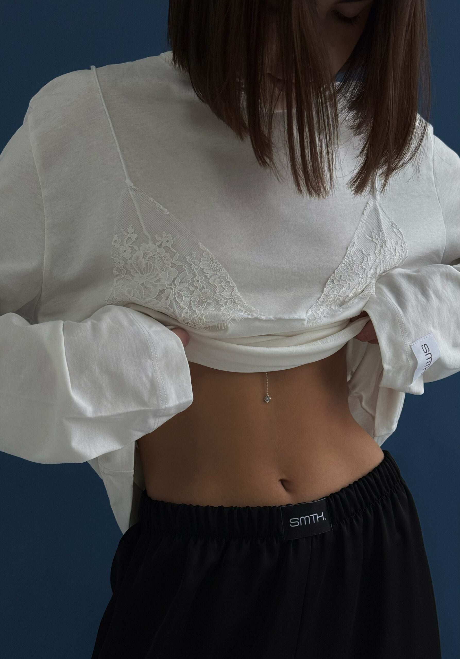 Biały oversize longsleeve z koronką na dekolcie