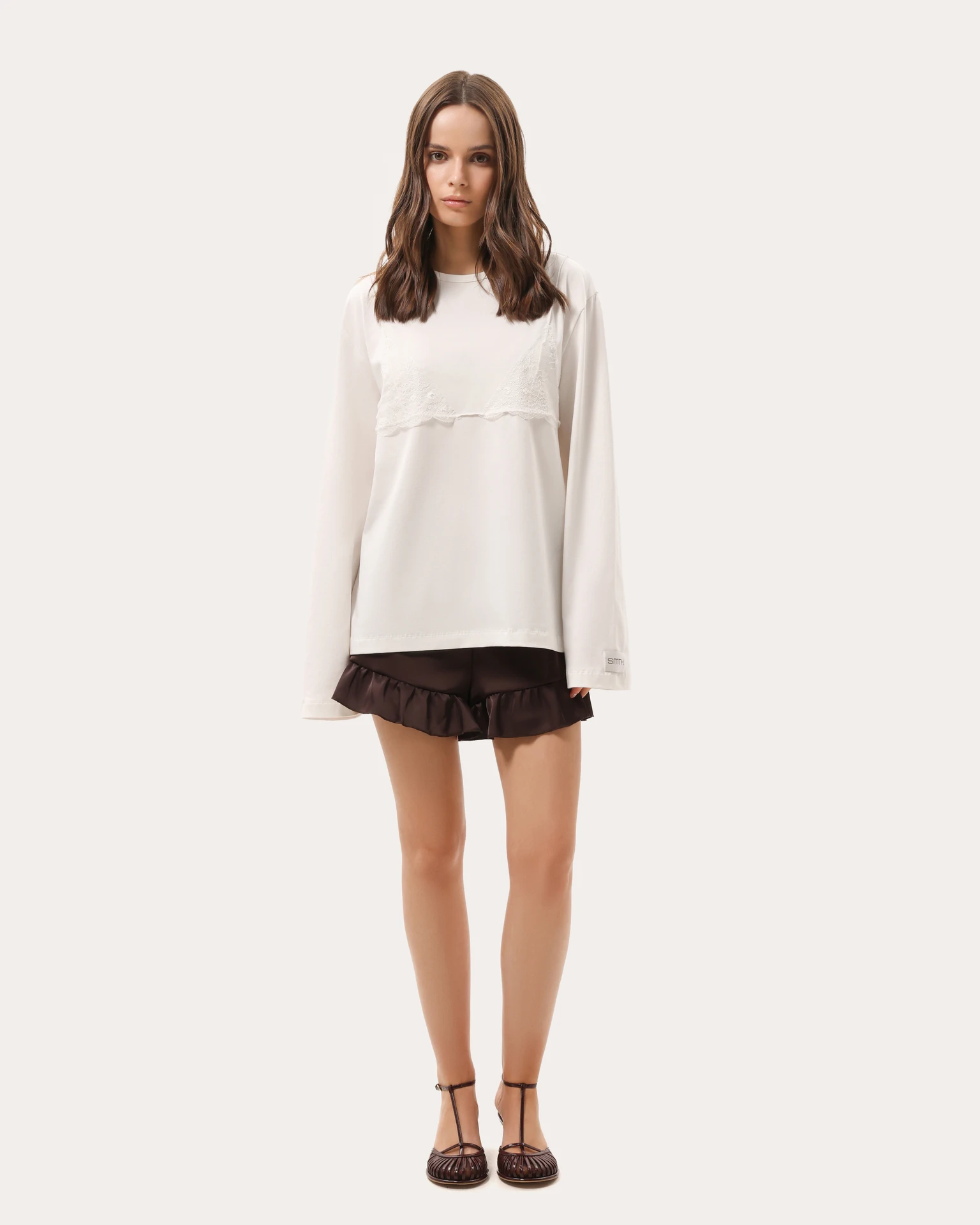 Biały oversize longsleeve z koronką na dekolcie