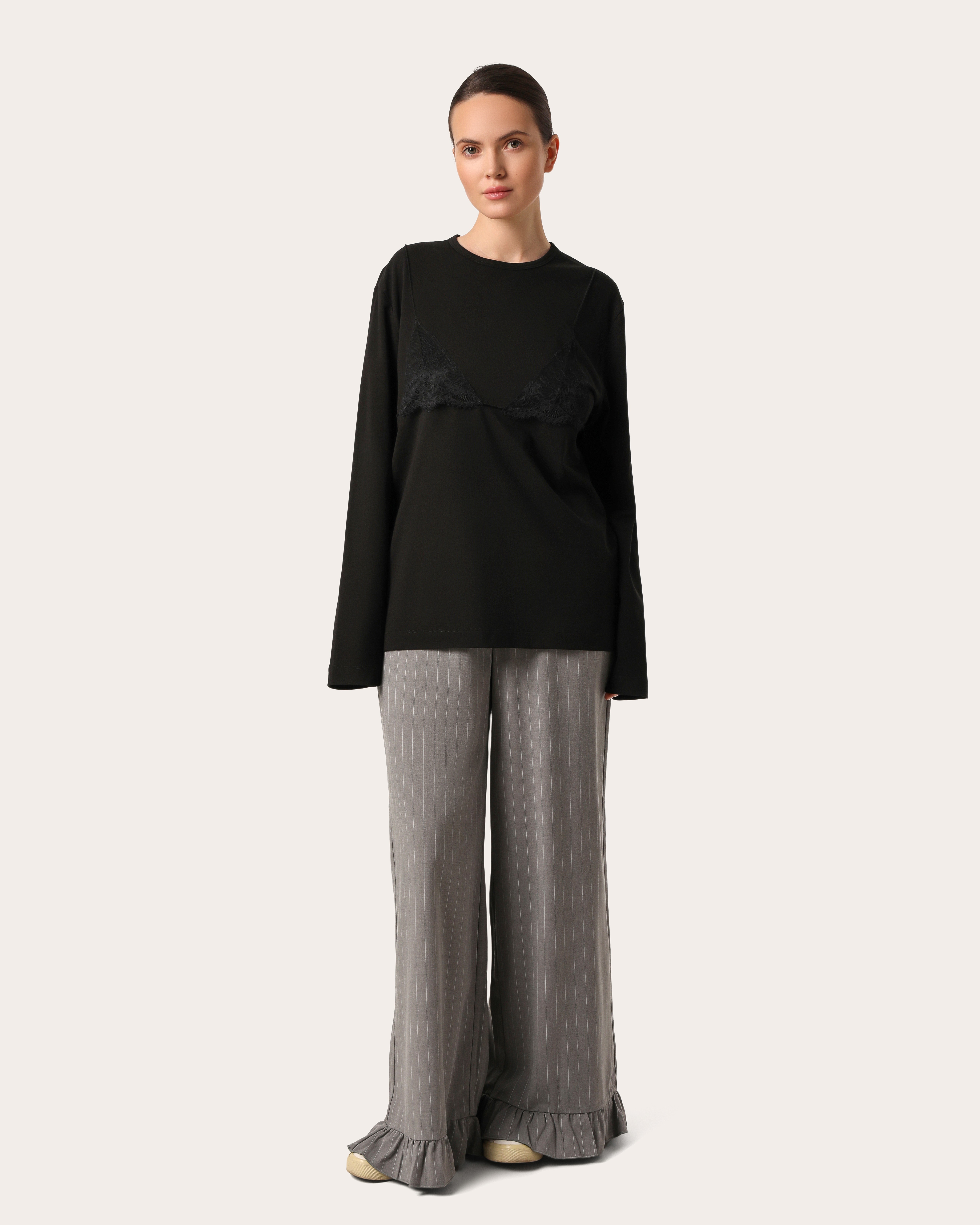 Oversize longsleeve z koronką na dekolcie