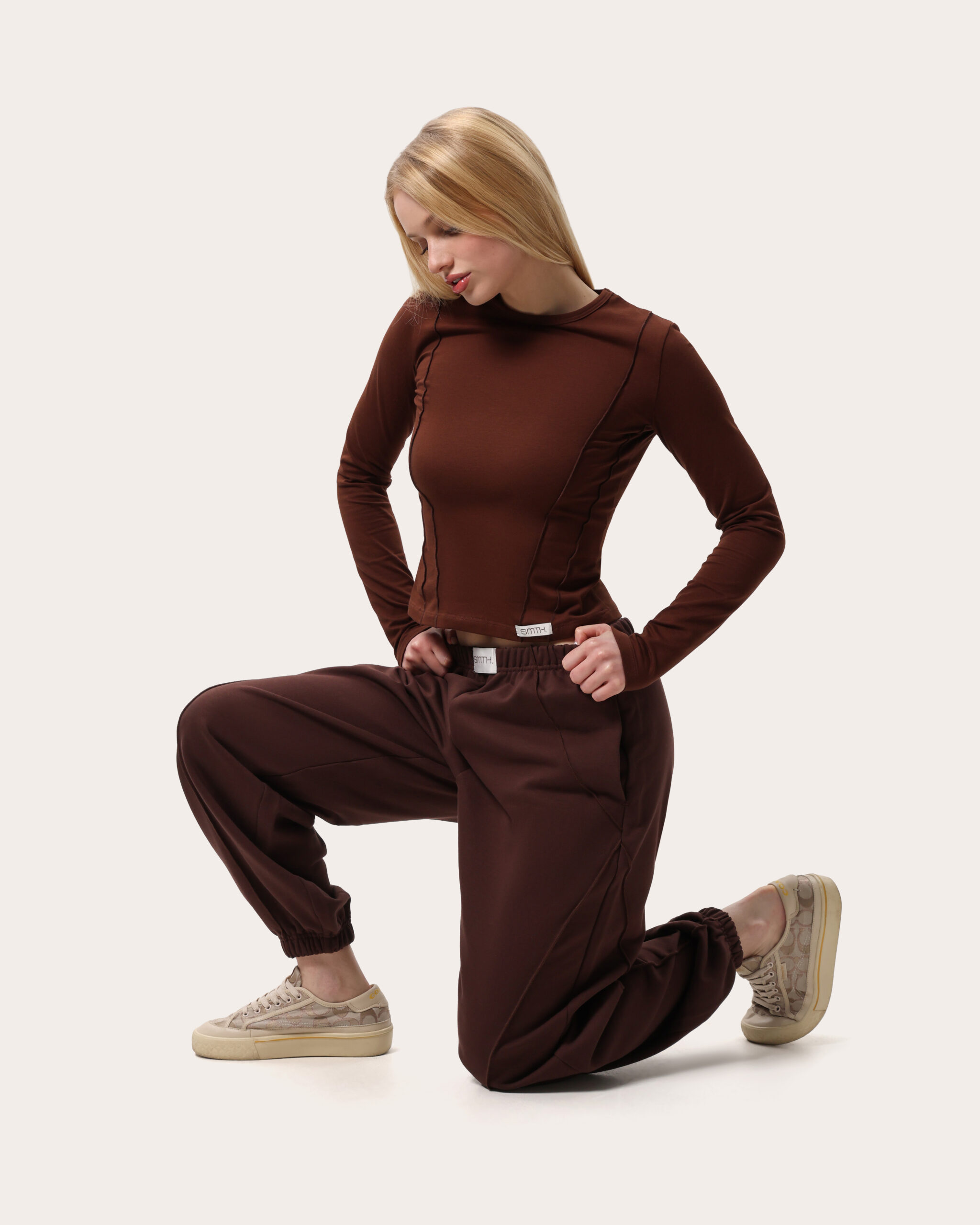 Dopasowany czekoladowy longsleeve z przeszyciami