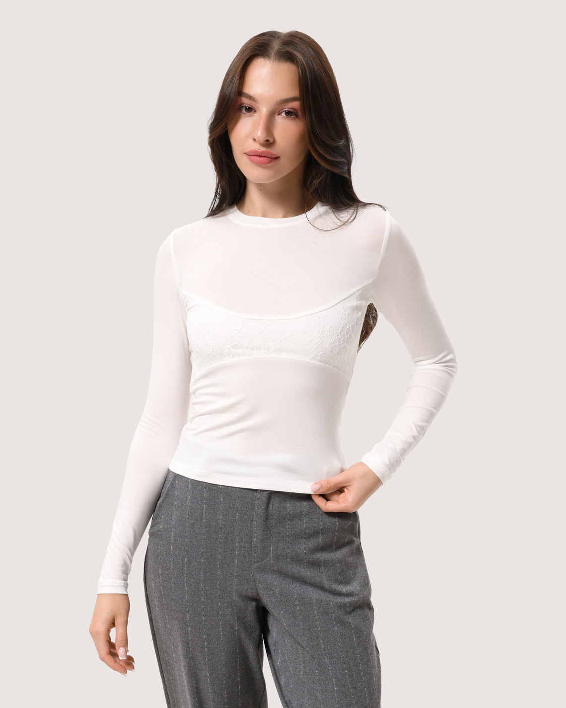 Półprzezroczysty dopasowany longsleeve z tencelu z koronką na biuście