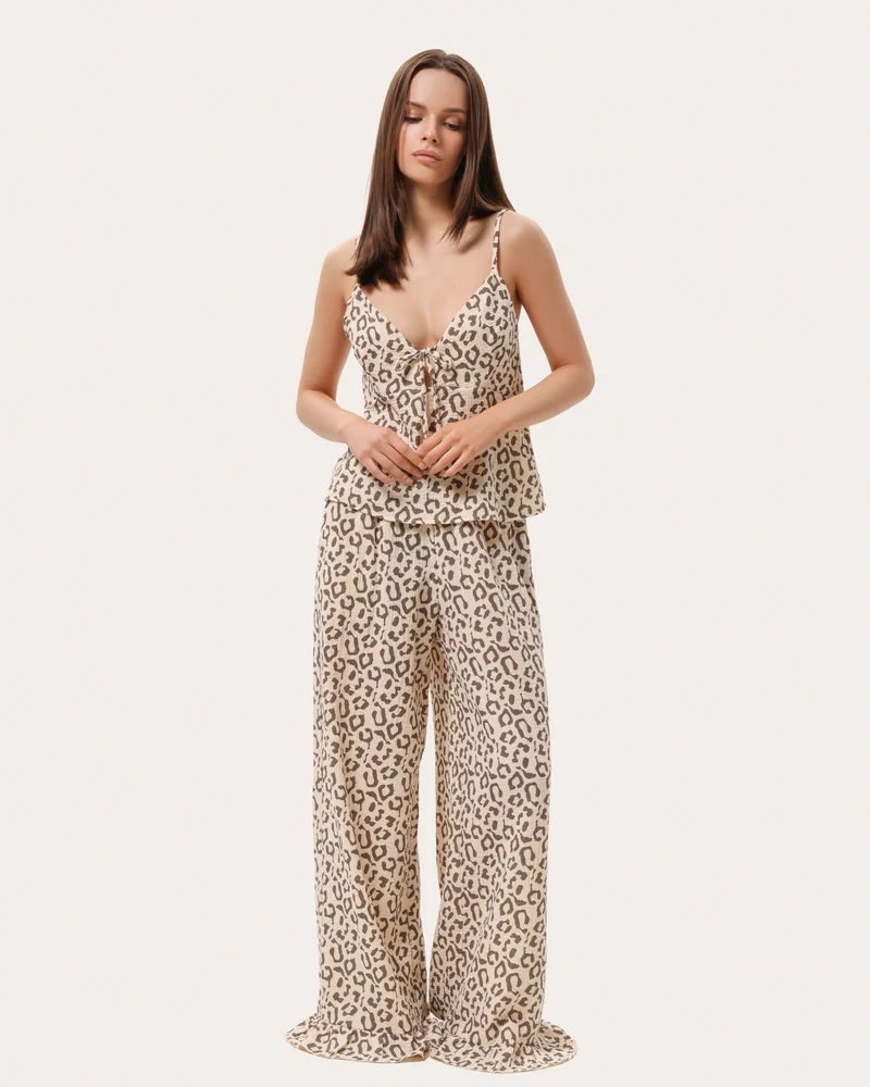 Beżowa piżama z muślinu w leopardzi print: top i spodnie z falbaną