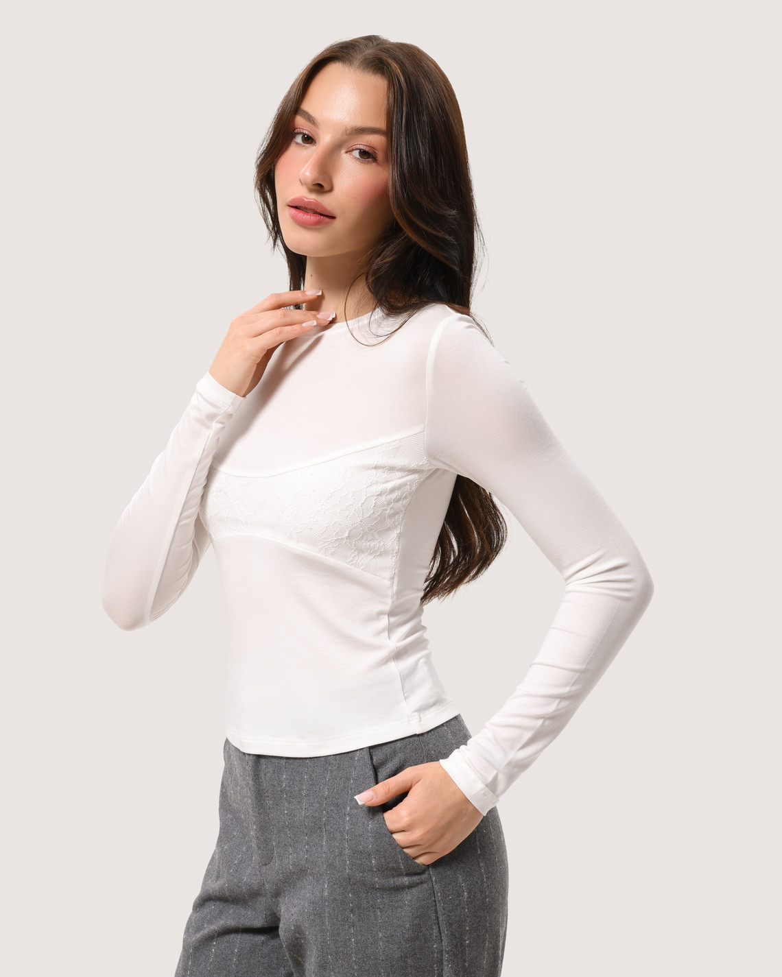 Półprzezroczysty dopasowany longsleeve z tencelu z koronką na biuście