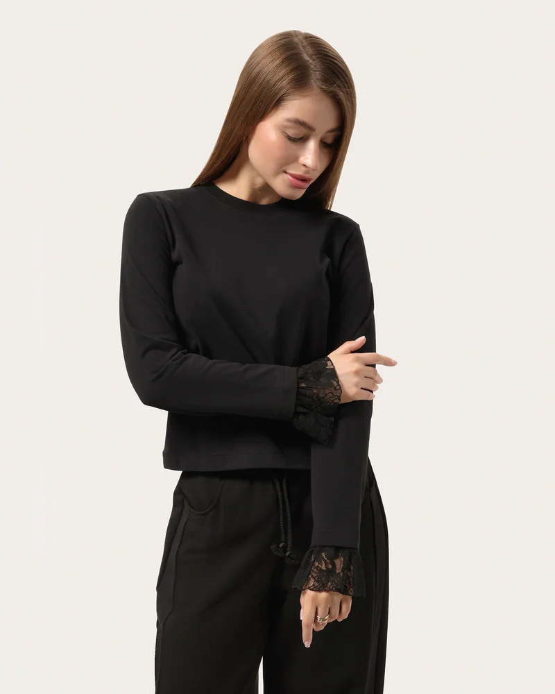 Minimalistyczny longsleeve z koronką na rękawach