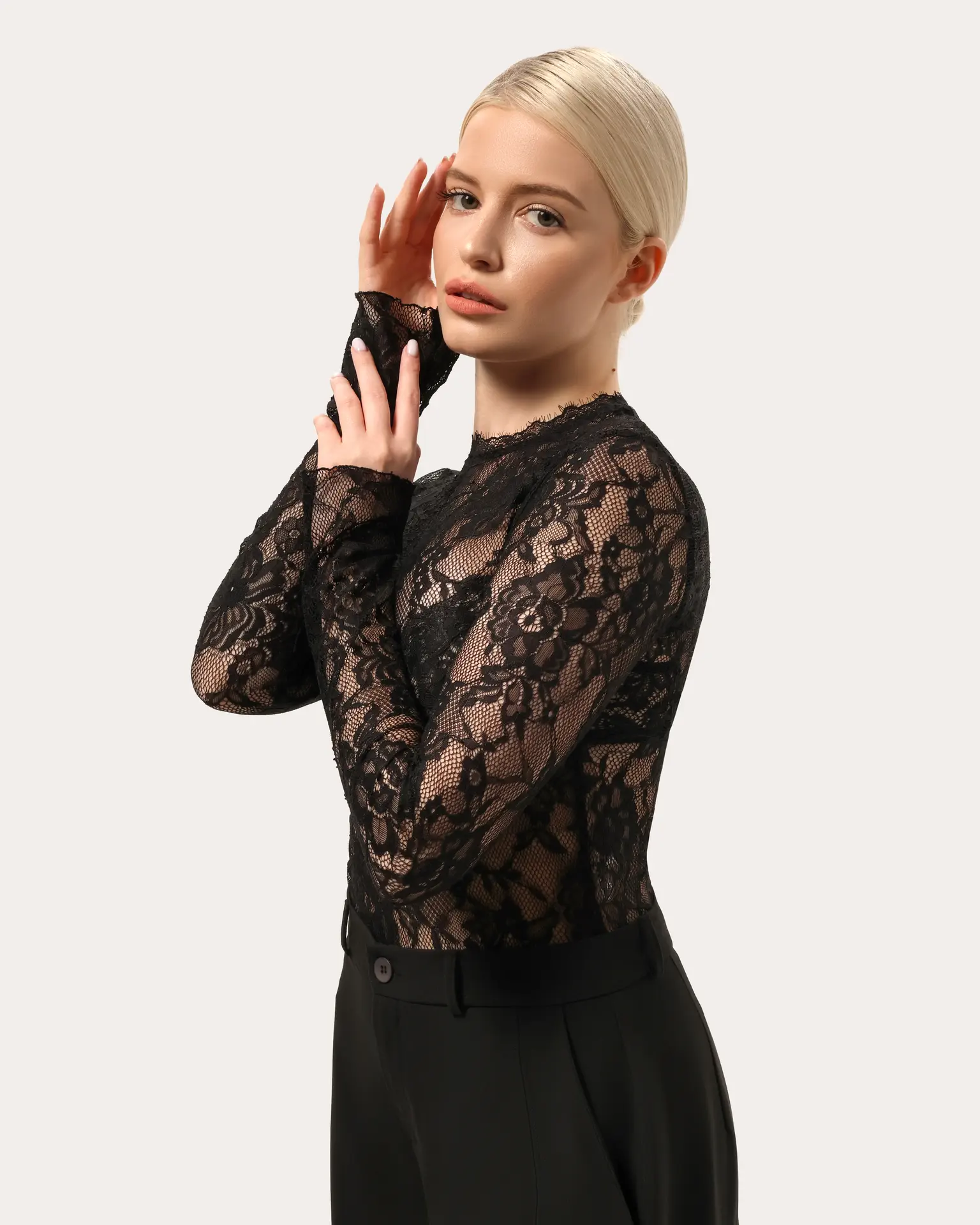 Czarne body z koronki