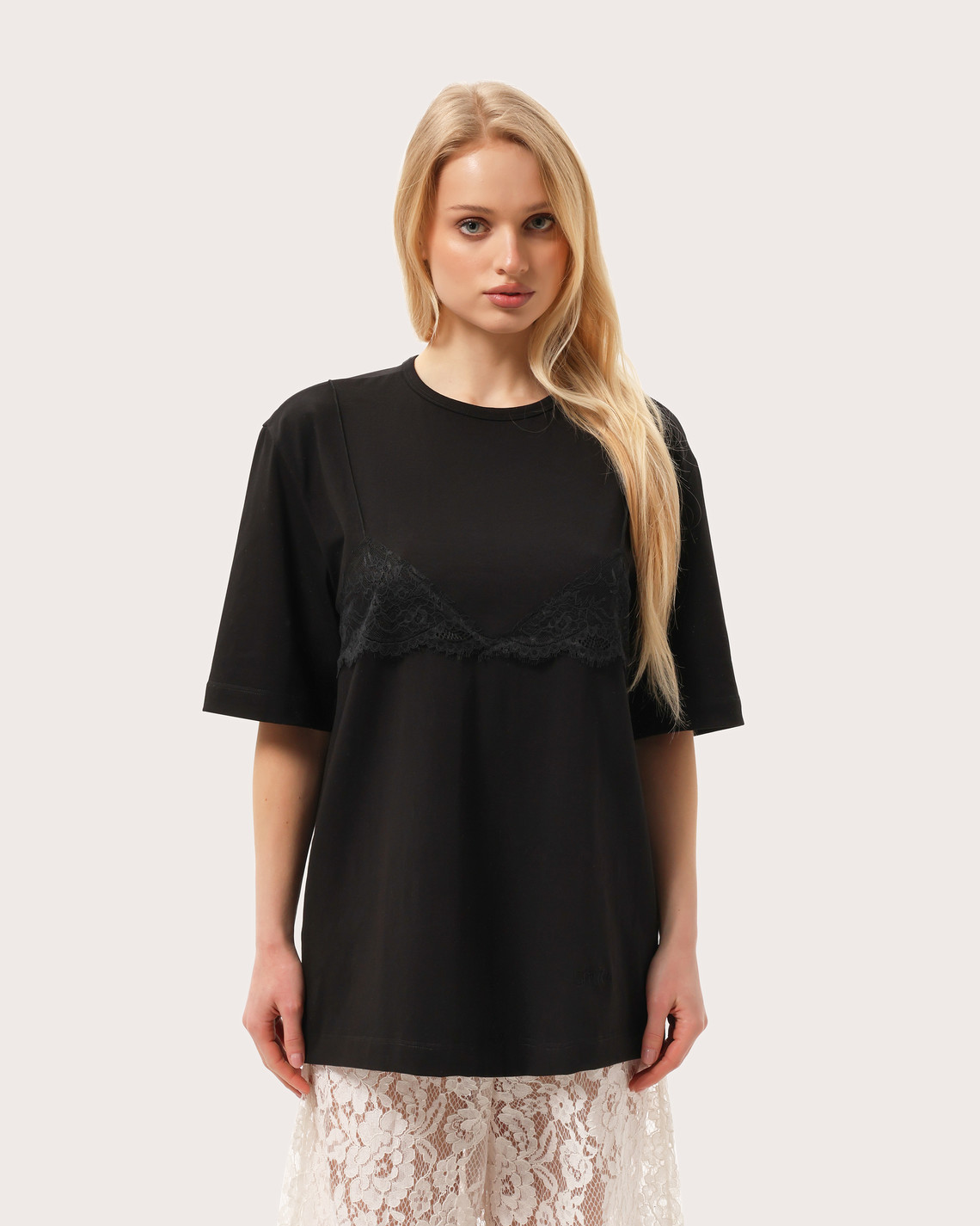 Czarny t-shirt z czarną koronką