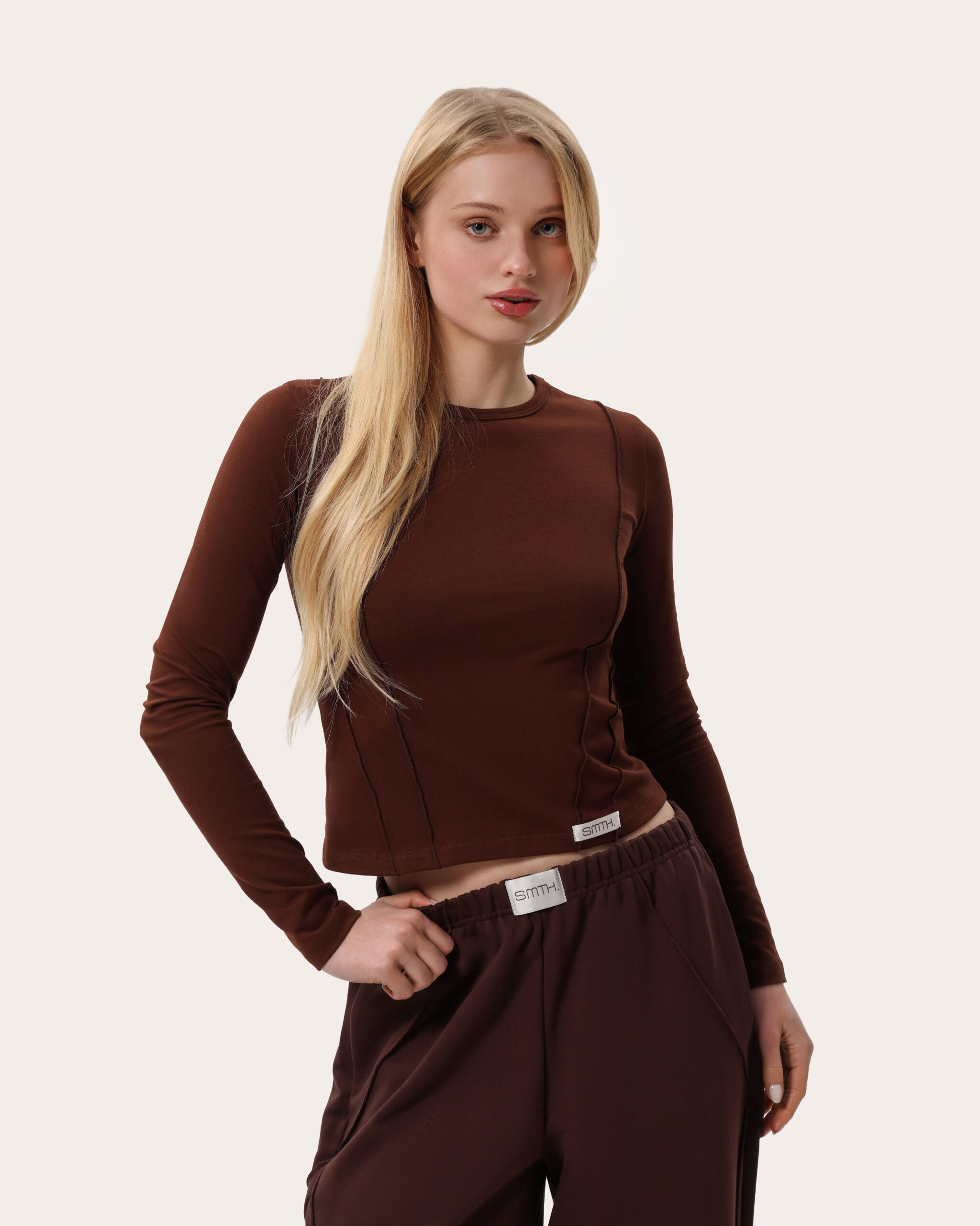 Dopasowany czekoladowy longsleeve z przeszyciami