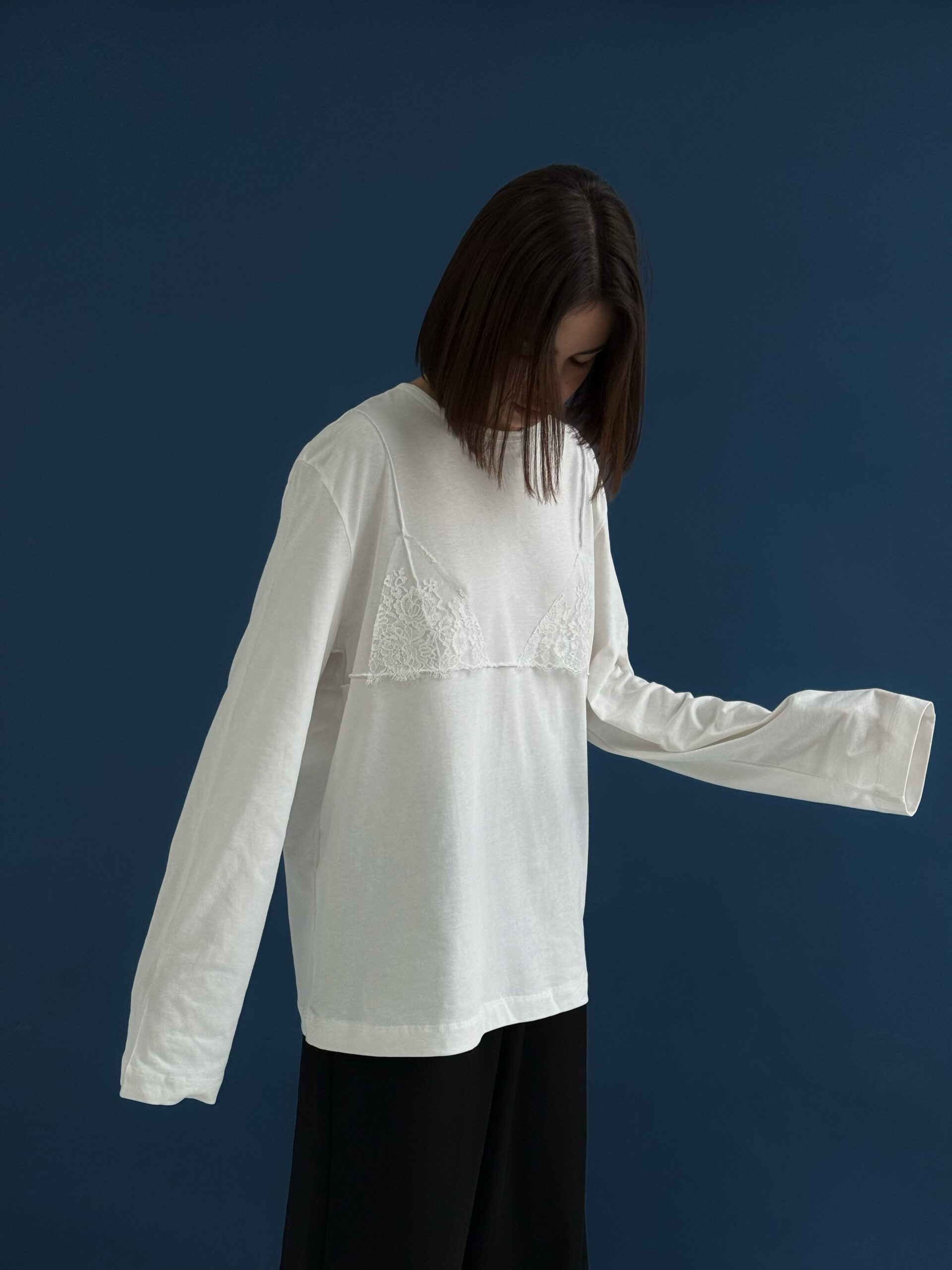 Biały oversize longsleeve z koronką na dekolcie