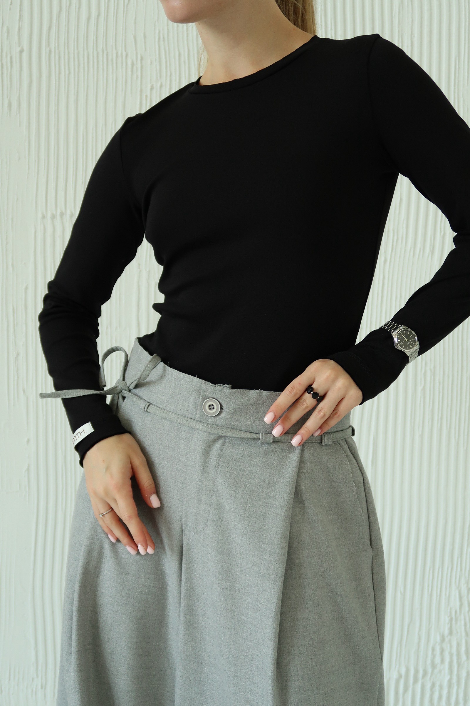 Bazowy czarny dopasowany longsleeve z modalu