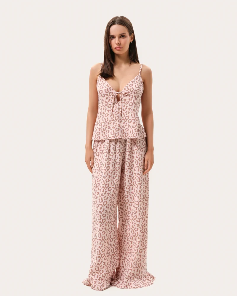 Różowa piżama z muślinu w leopardzi print: top i spodnie z falbanami