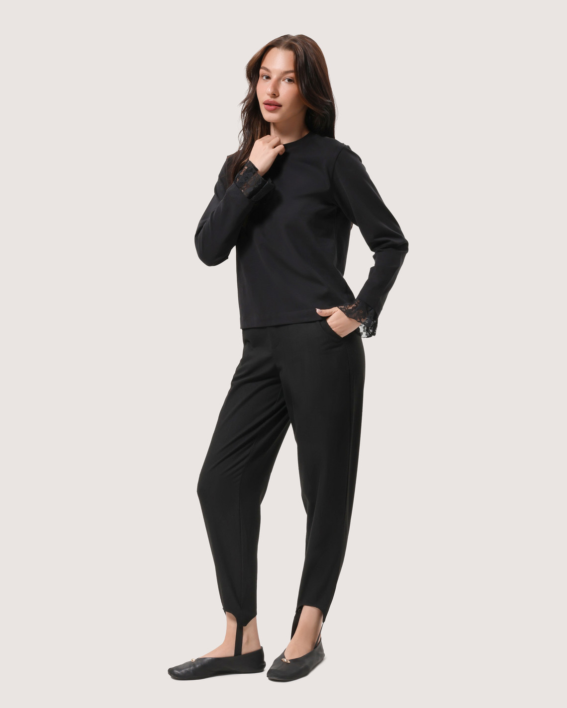 Minimalistyczny longsleeve z koronką na rękawach
