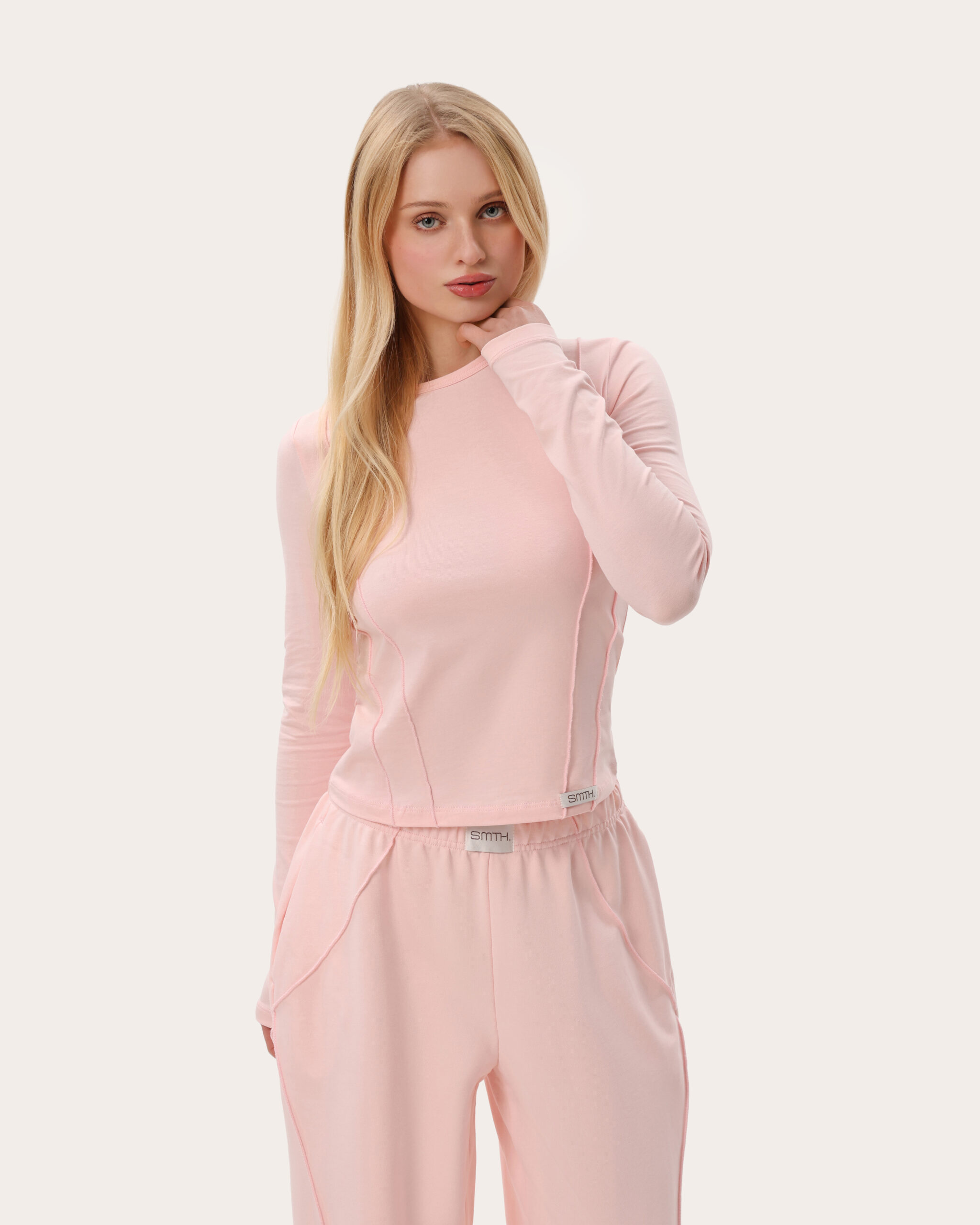 Dopasowany longsleeve z przeszyciami