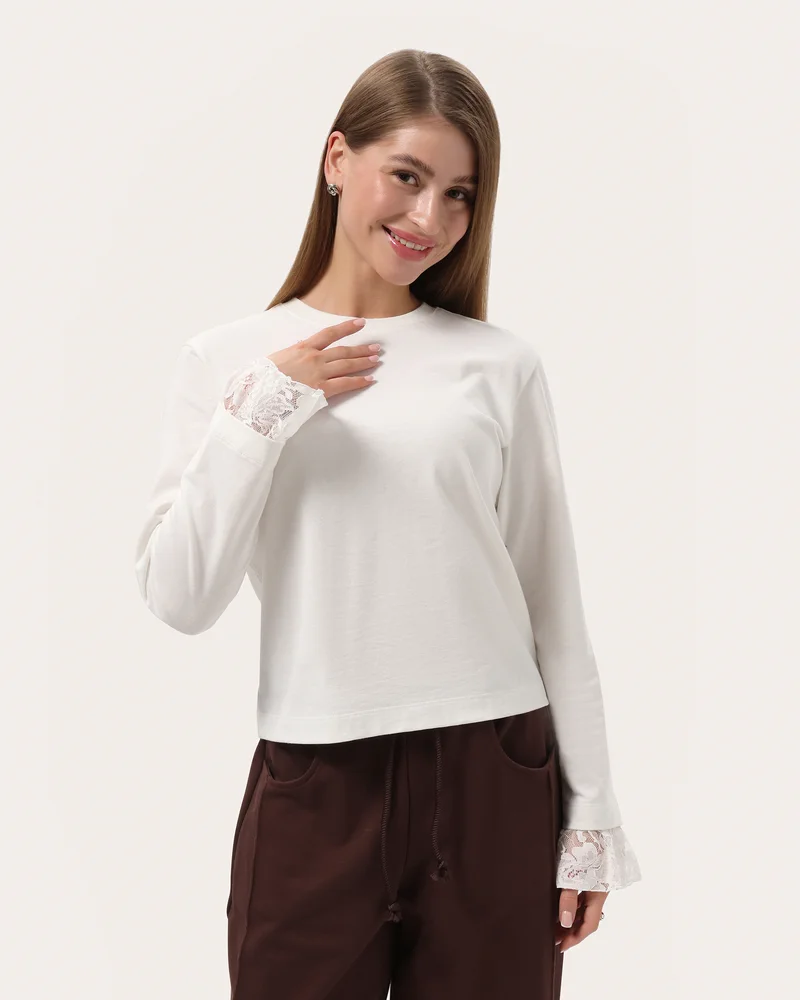 Minimalistyczny longsleeve z koronką na rękawach