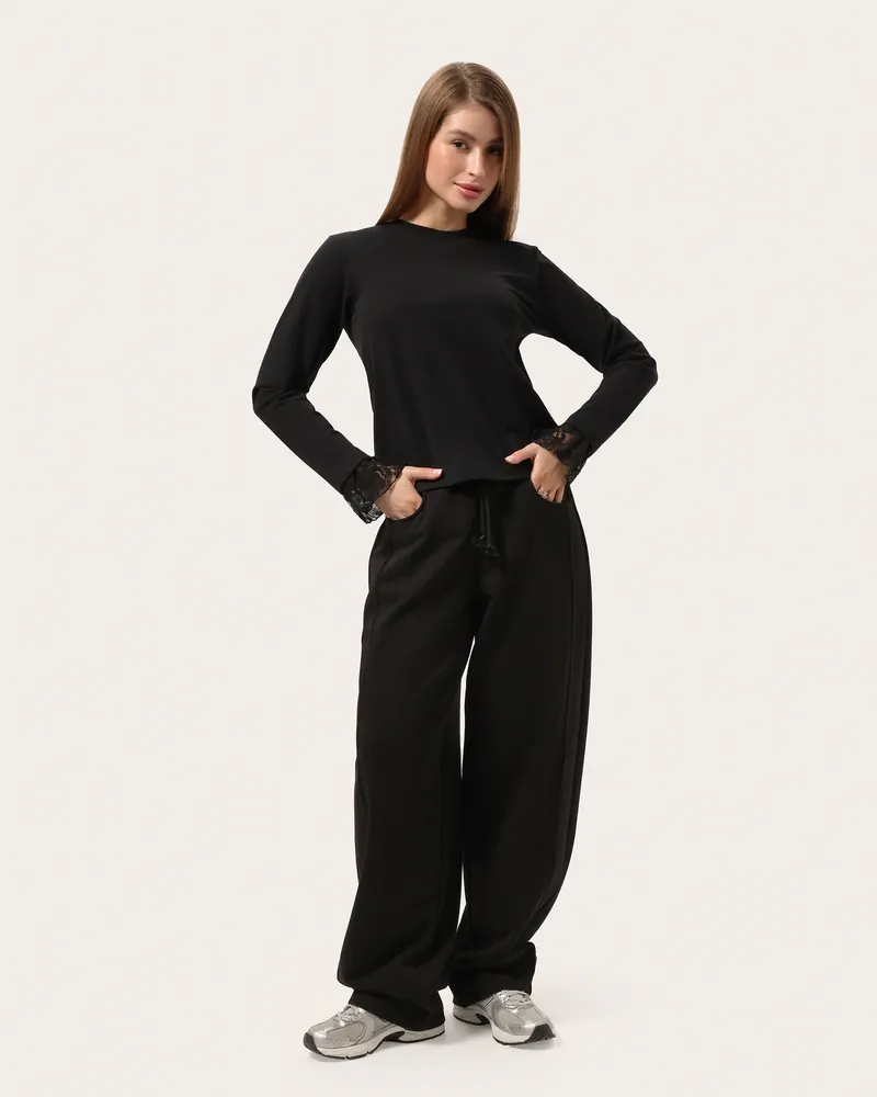 Minimalistyczny longsleeve z koronką na rękawach