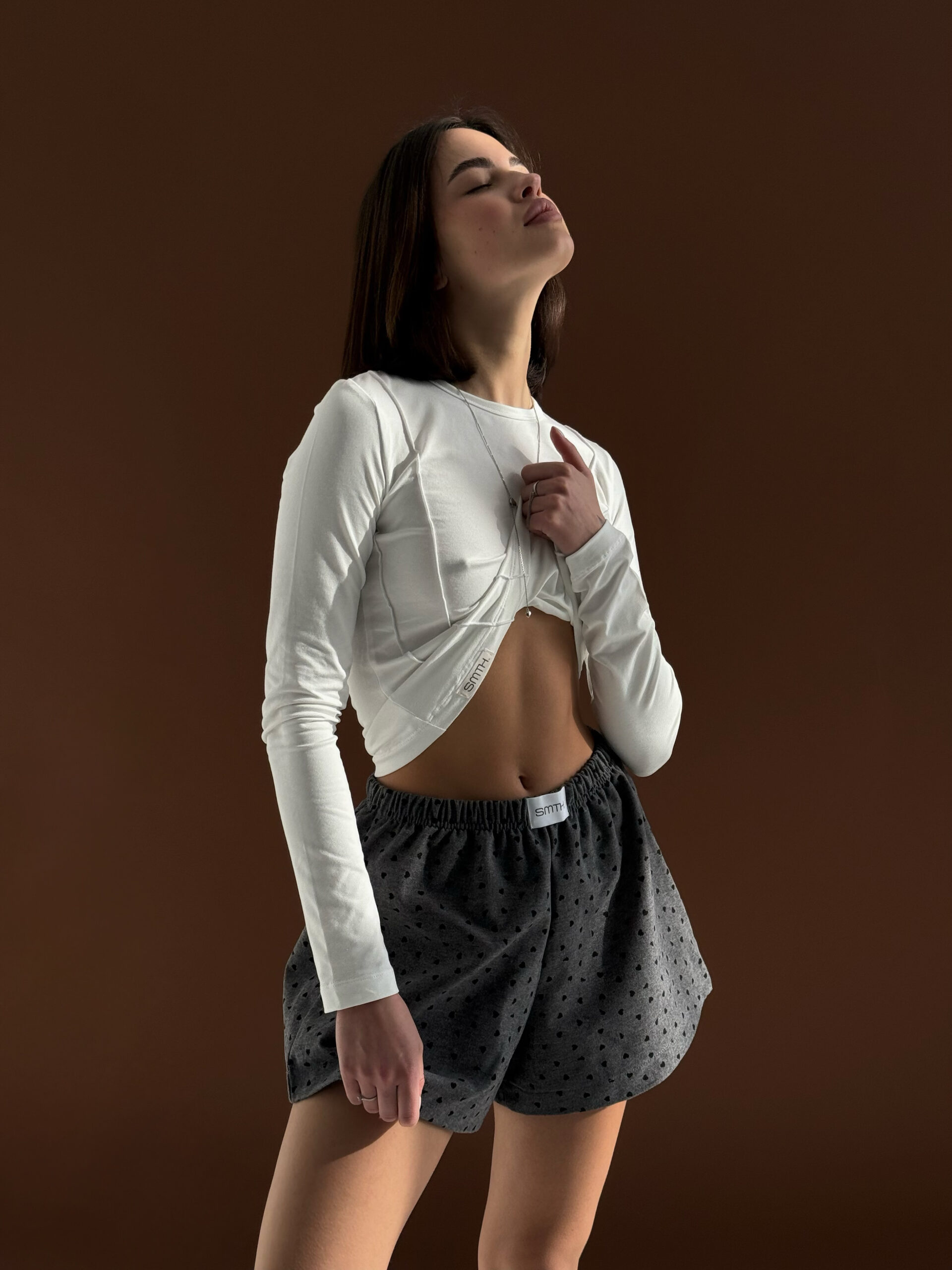 Biały slim longsleeve z szwami