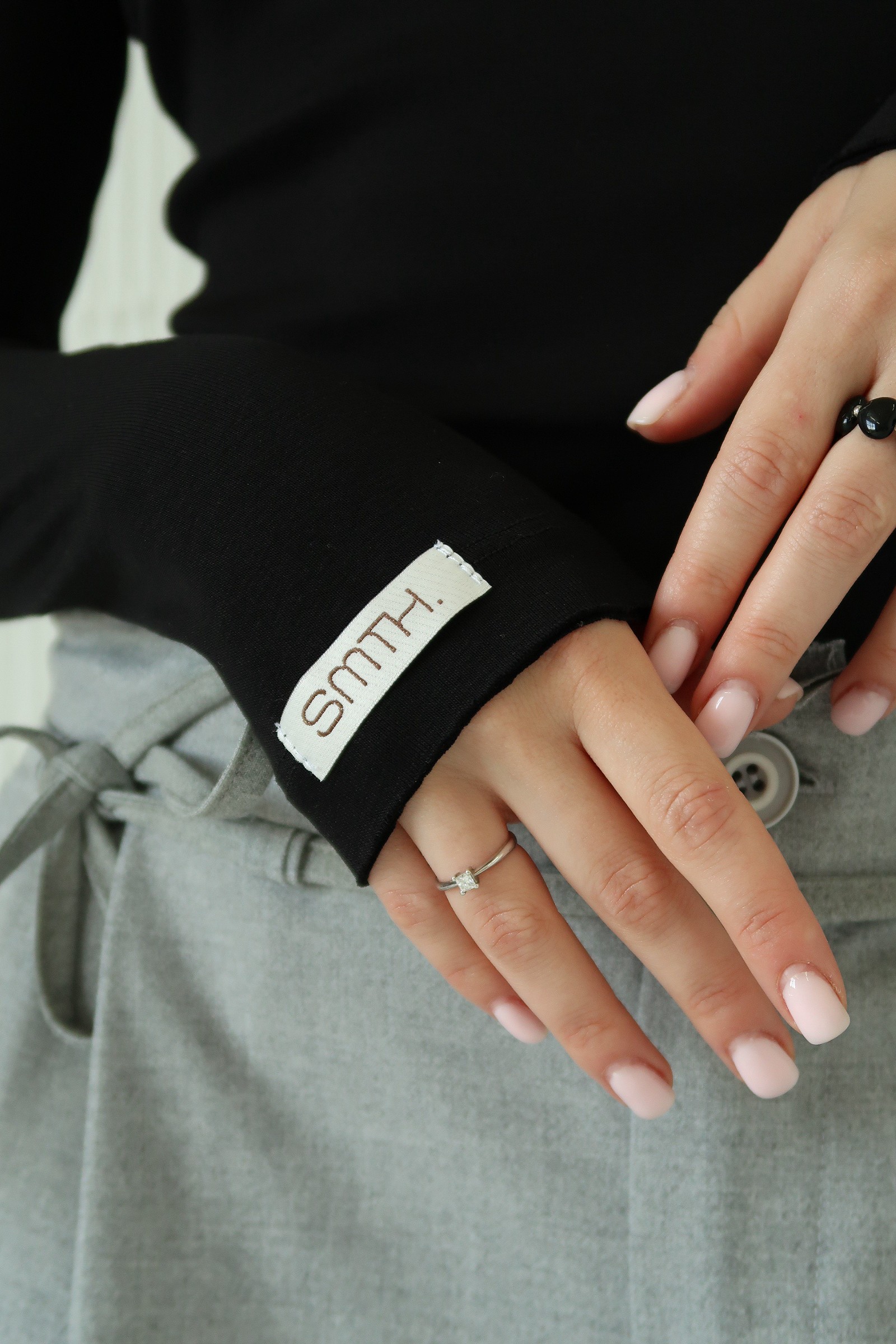Bazowy czarny dopasowany longsleeve z modalu