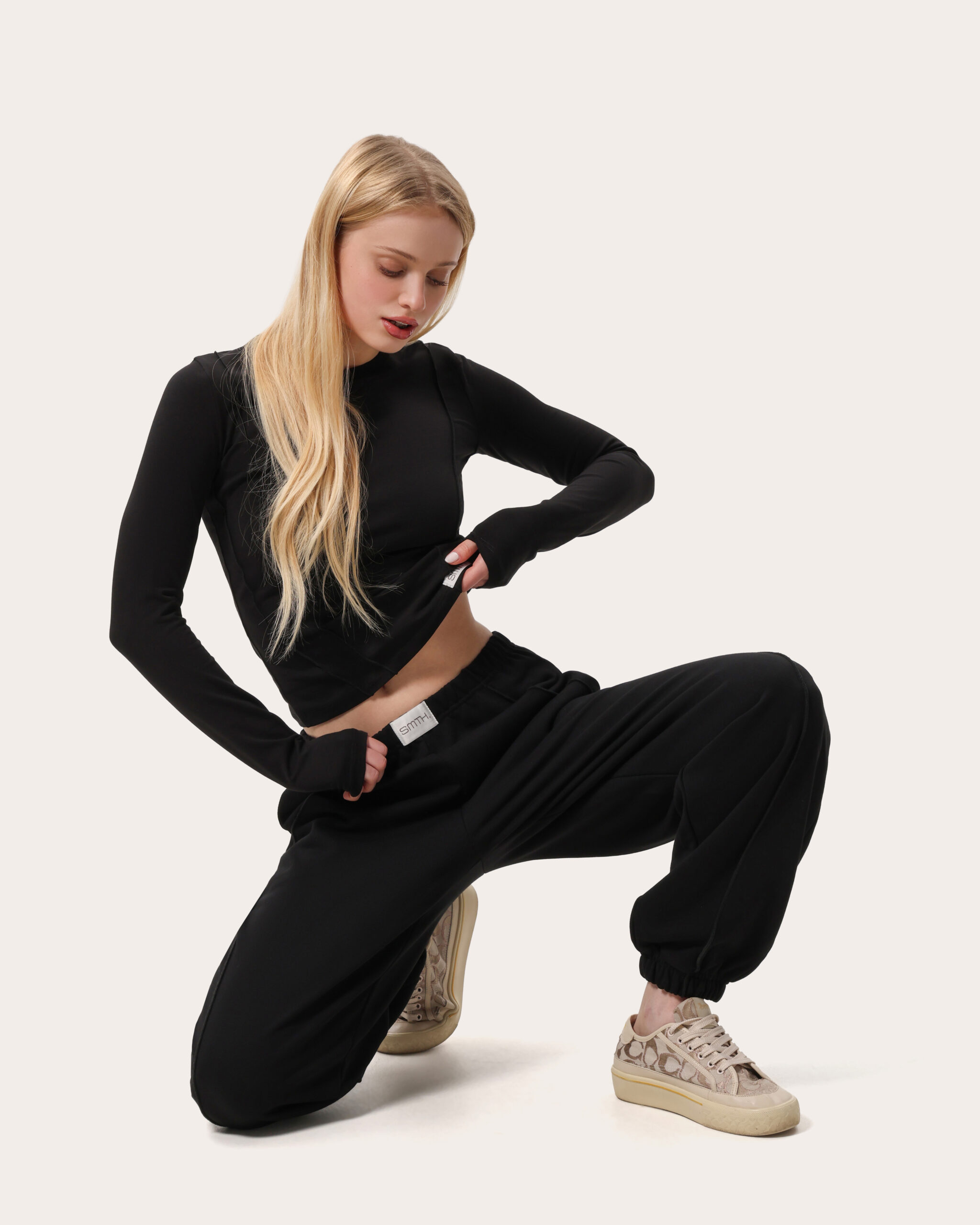 Czarne joggery z ozdobnymi szwami