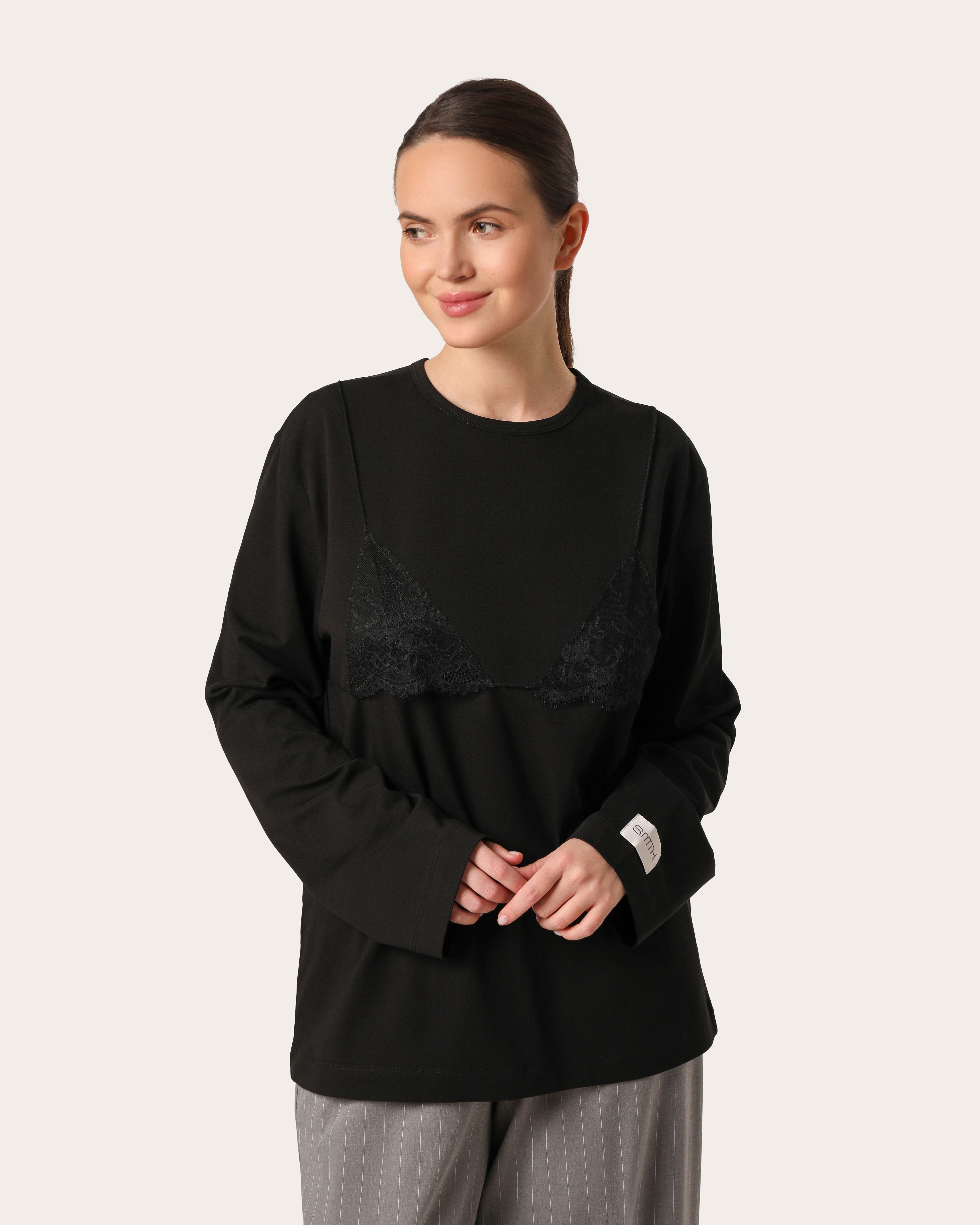 Oversize longsleeve z koronką na dekolcie