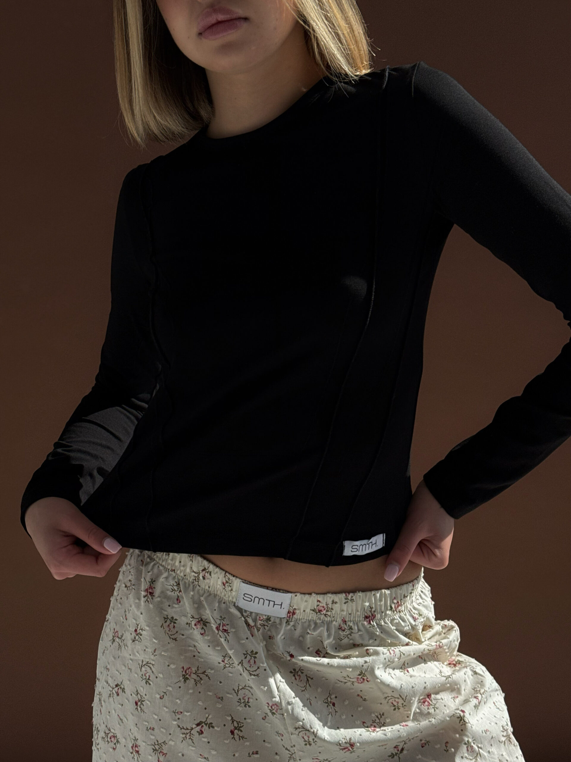 Dopasowany longsleeve z przeszyciami