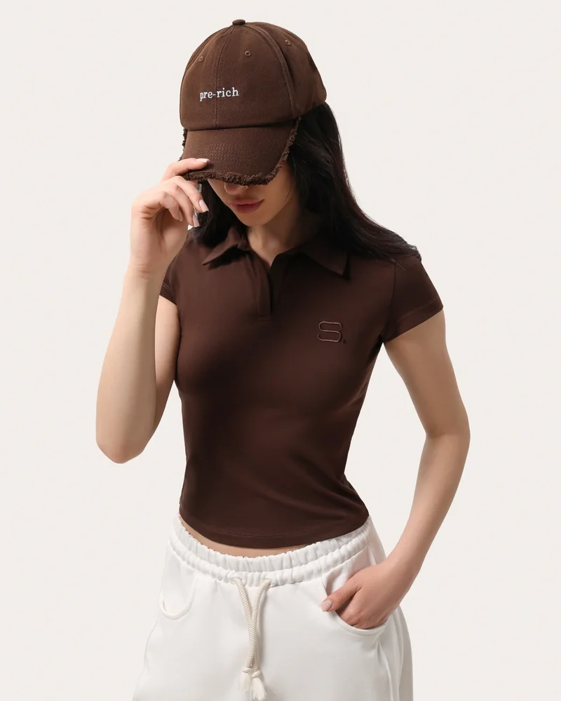 Czekoladowa dopasowana koszulka polo