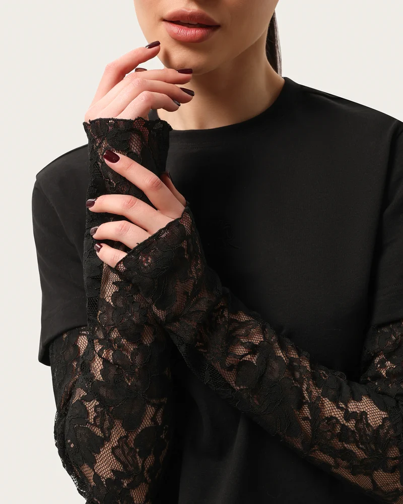 Longsleeve z koronkowymi rękawami i haftem