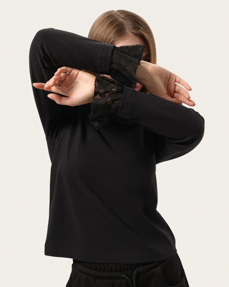 Minimalistyczny longsleeve z koronką na rękawach