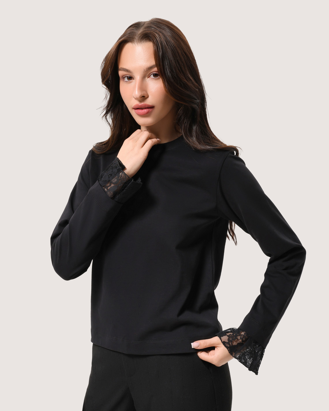 Minimalistyczny longsleeve z koronką na rękawach
