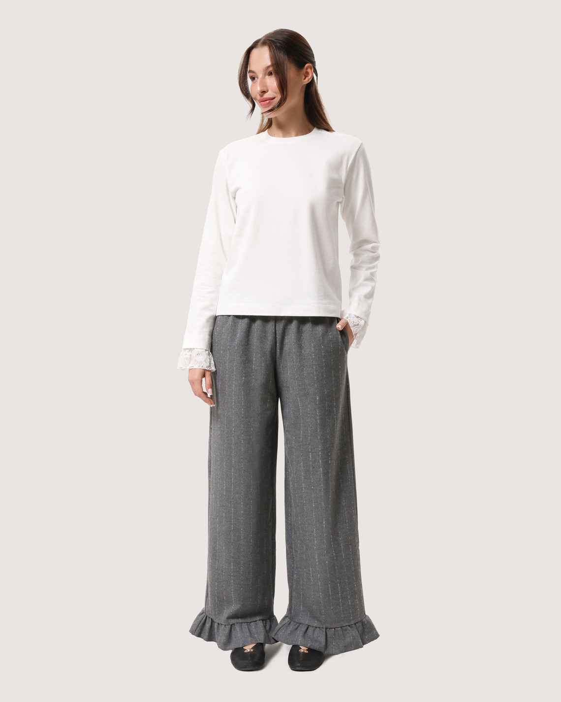 Minimalistyczny longsleeve z koronką na rękawach