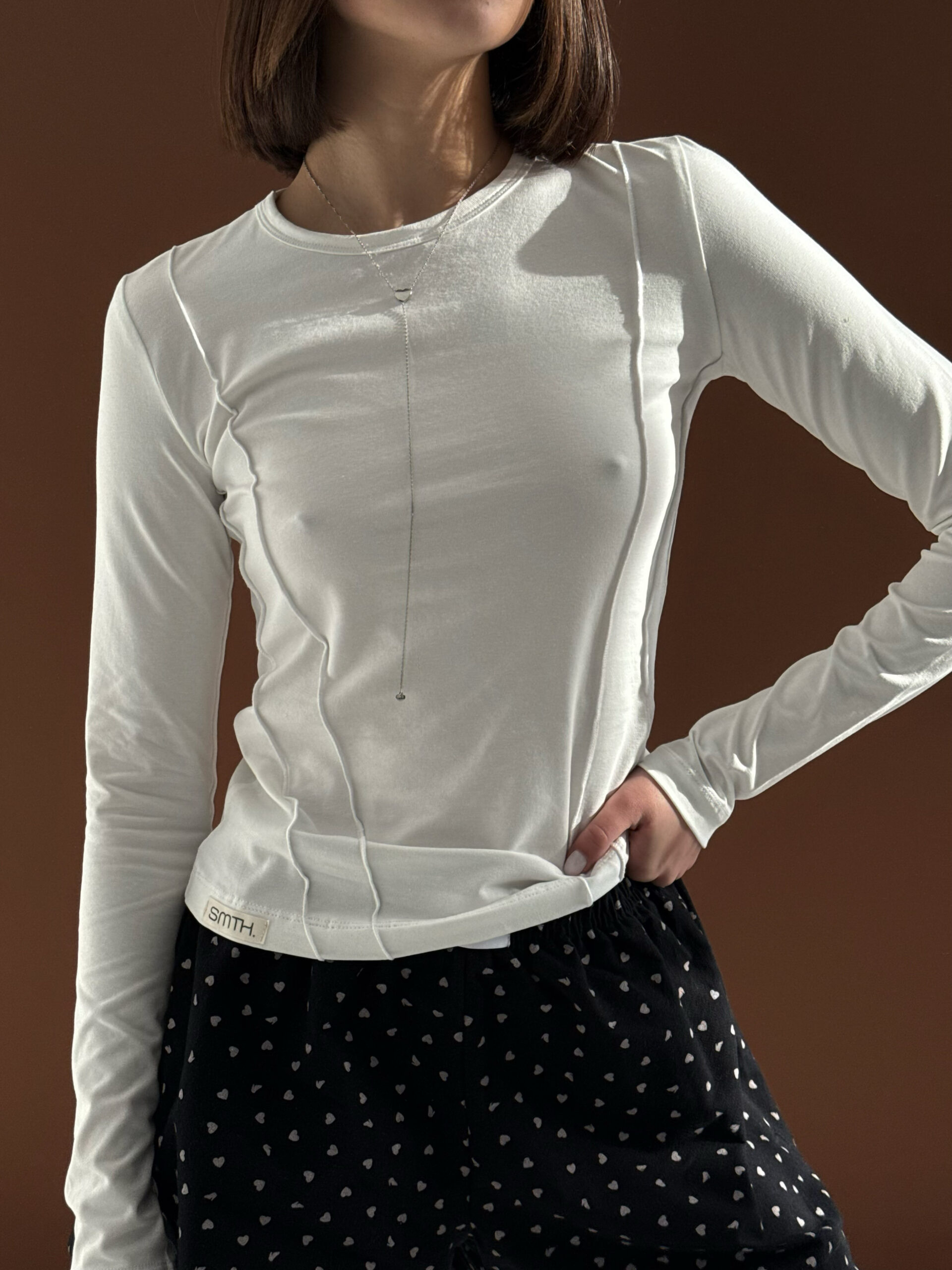 Biały slim longsleeve z szwami