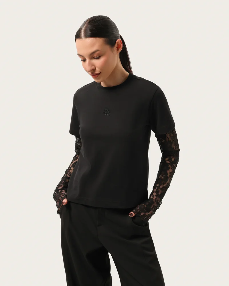 Longsleeve z koronkowymi rękawami i haftem