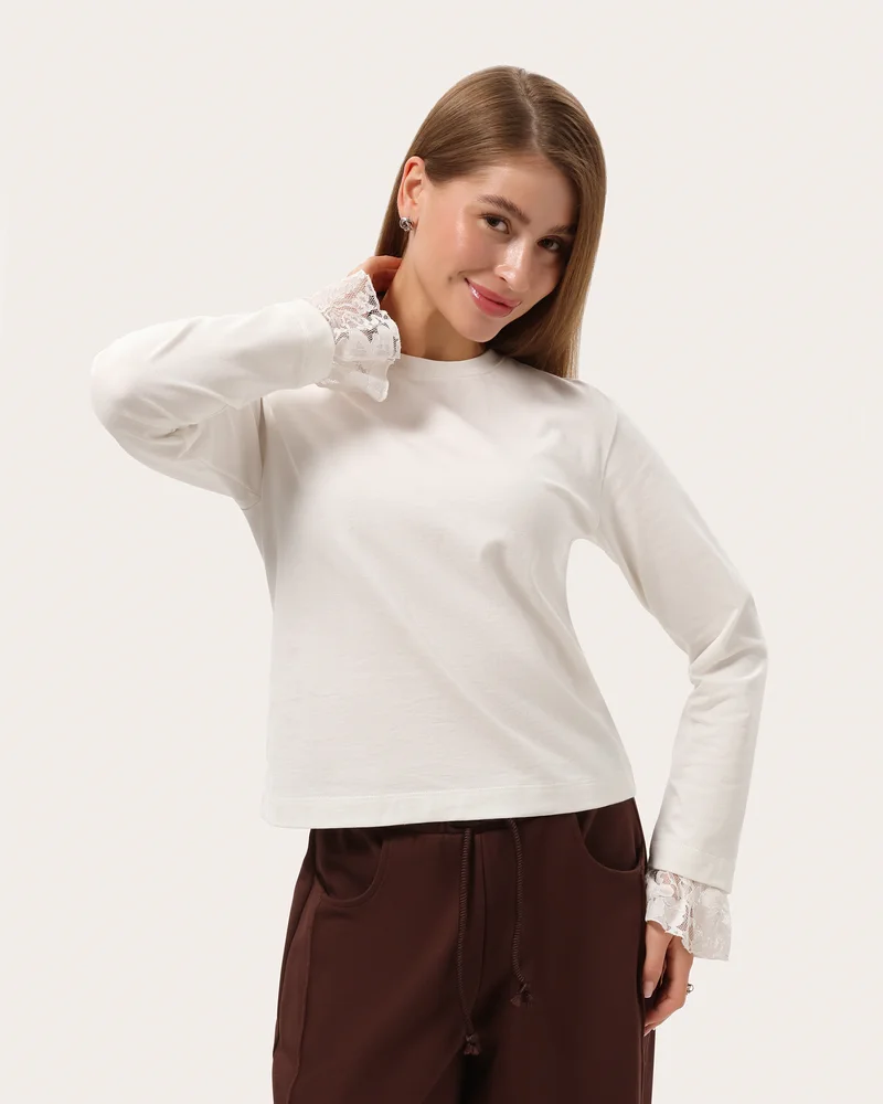 Minimalistyczny longsleeve z koronką na rękawach