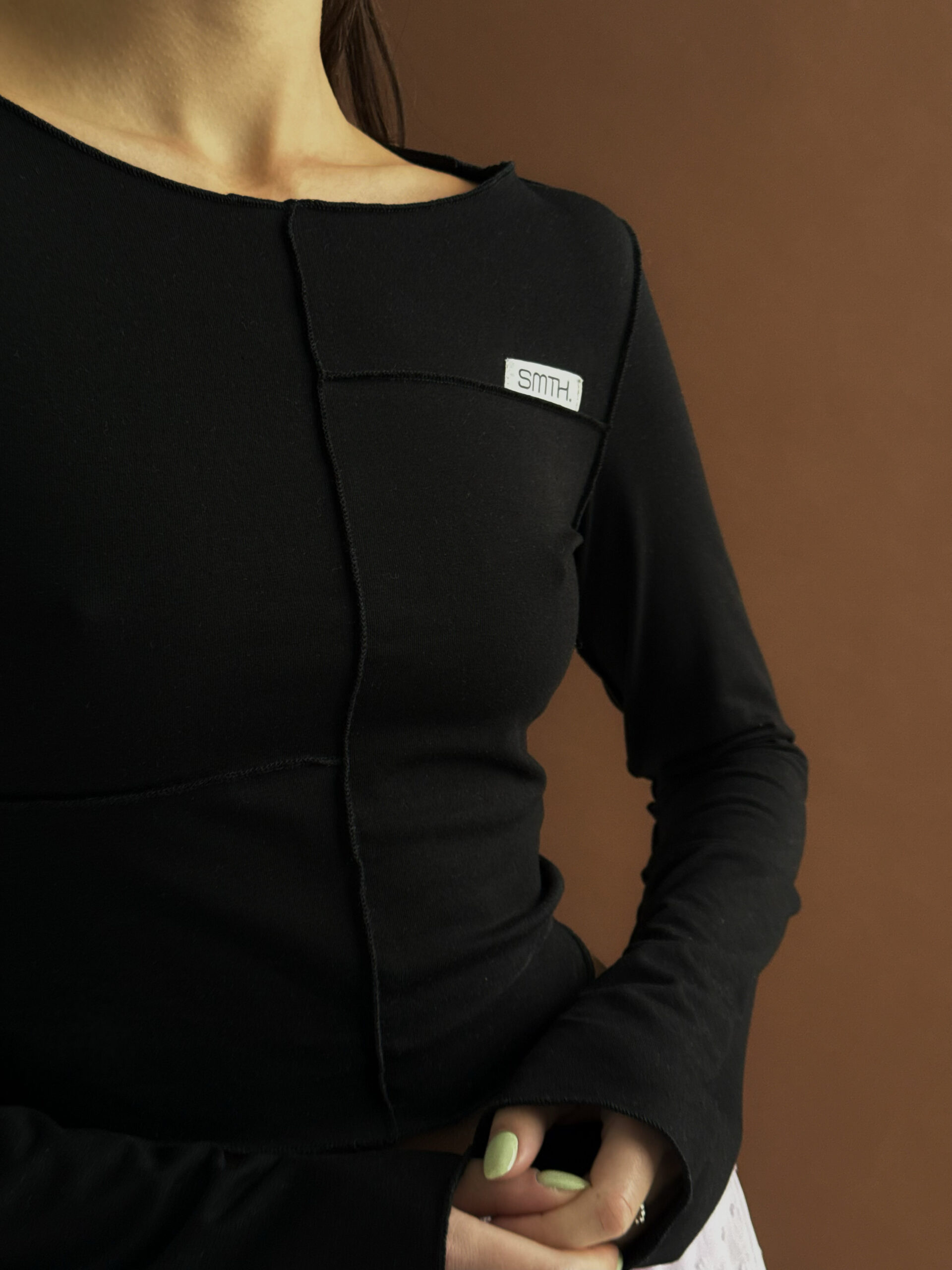 Skrócony longsleeve z zewnętrznymi szwami – czarny