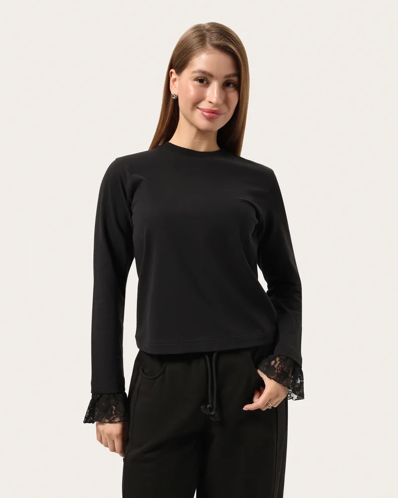 Minimalistyczny longsleeve z koronką na rękawach