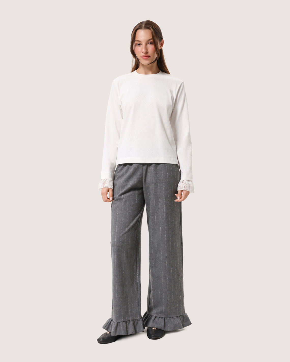 Minimalistyczny longsleeve z koronką na rękawach