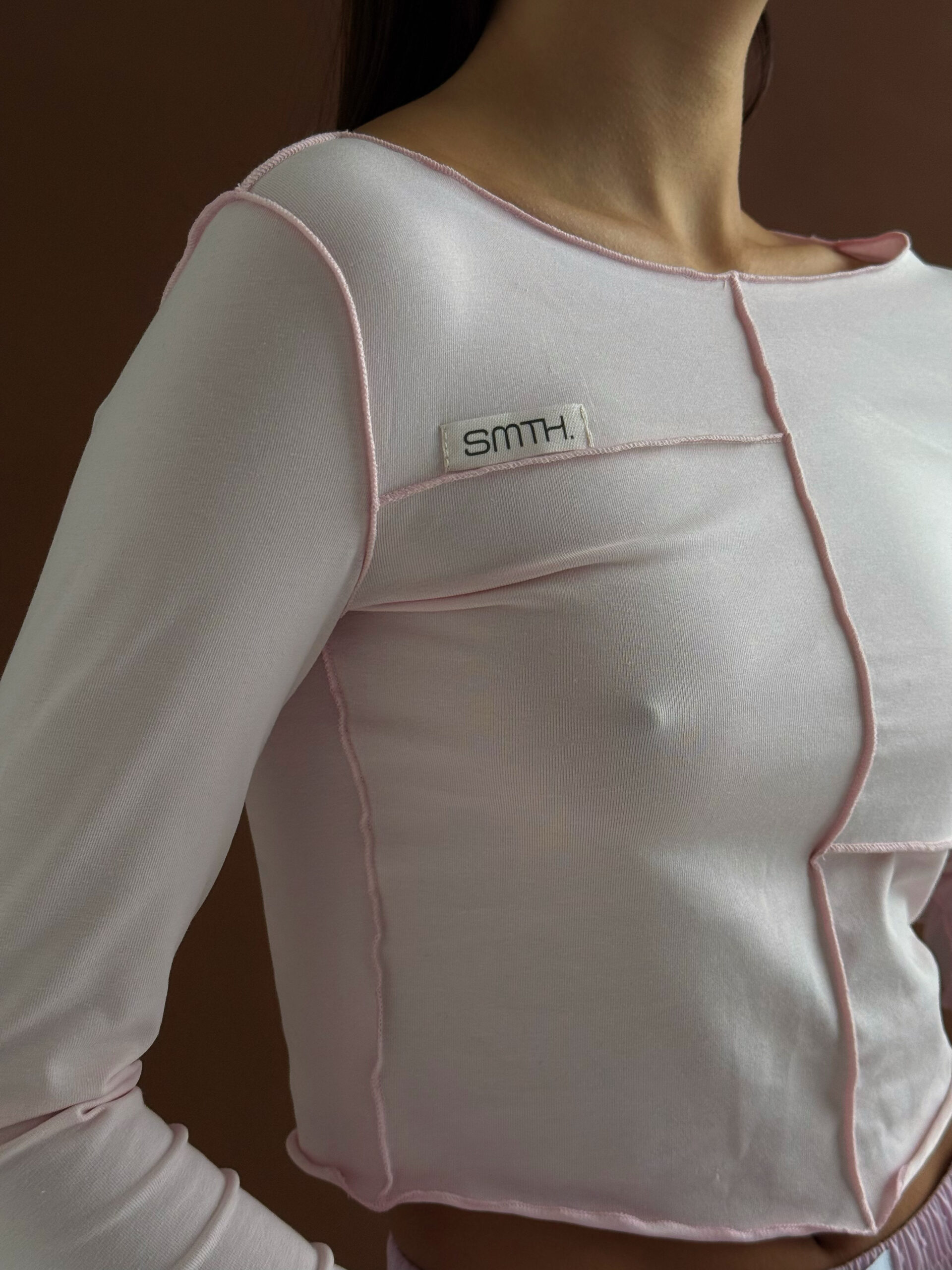 Skrócony longsleeve z zewnętrznymi szwami – różowy
