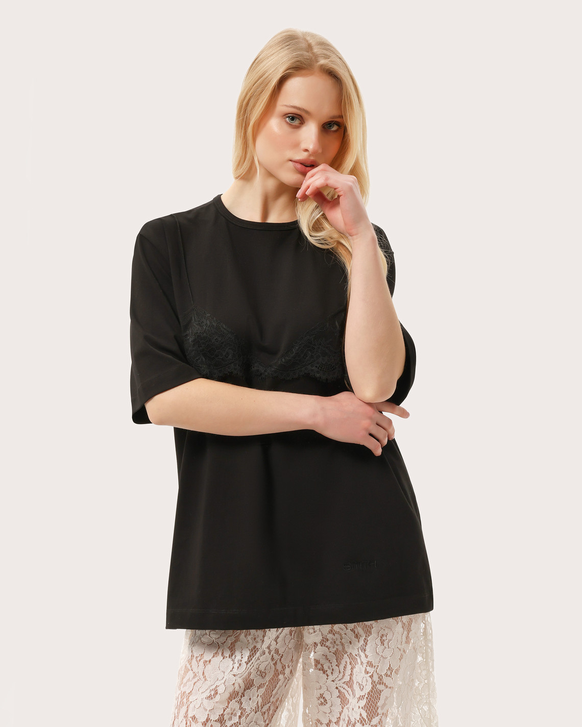 Czarny t-shirt z czarną koronką