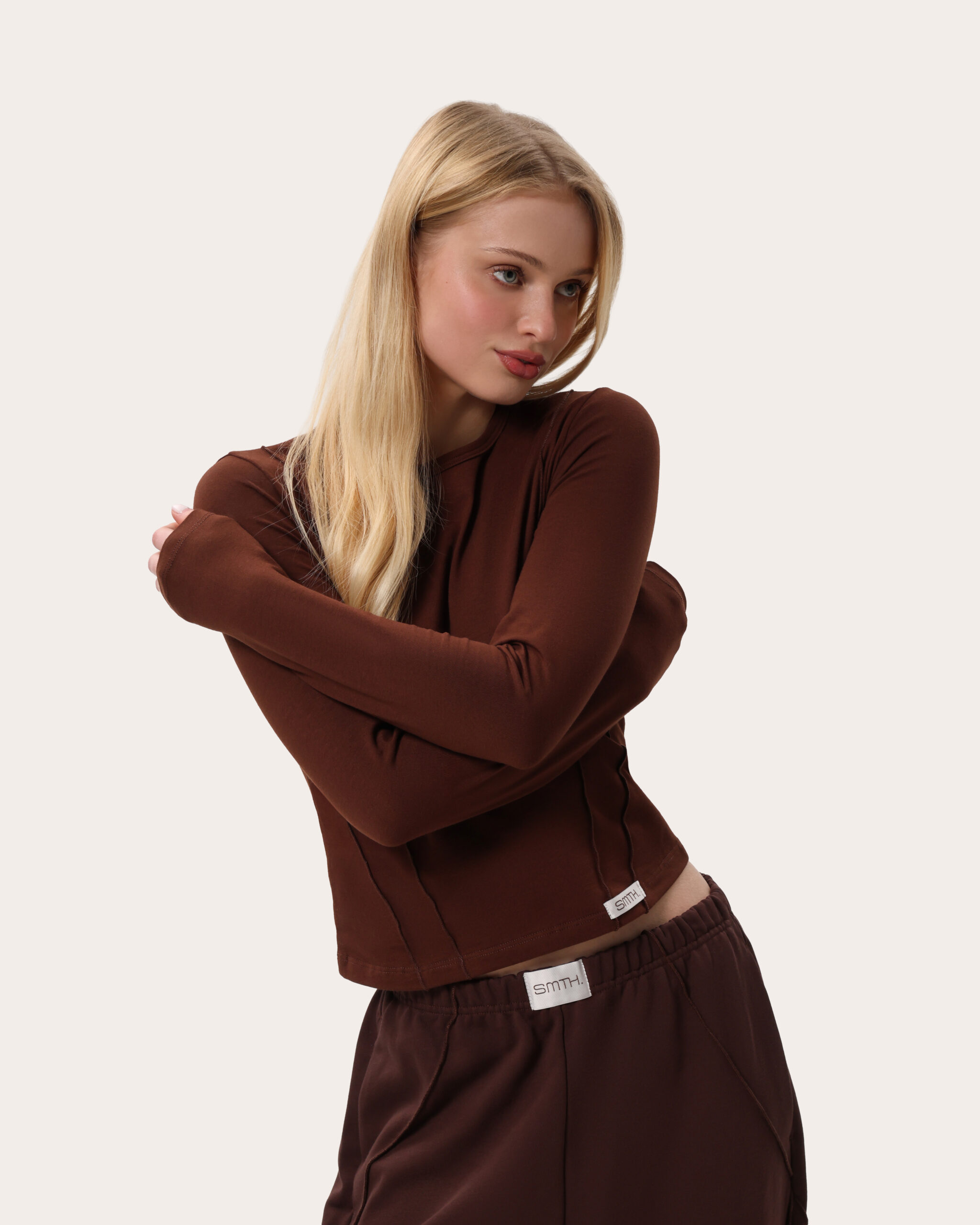 Dopasowany czekoladowy longsleeve z przeszyciami