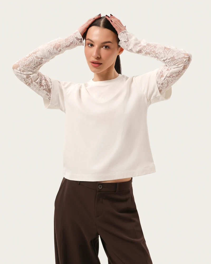 Longsleeve z koronkowymi rękawami i haftem