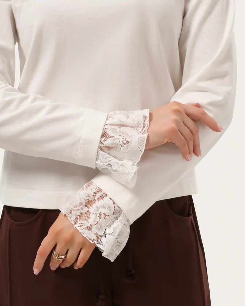 Minimalistyczny longsleeve z koronką na rękawach