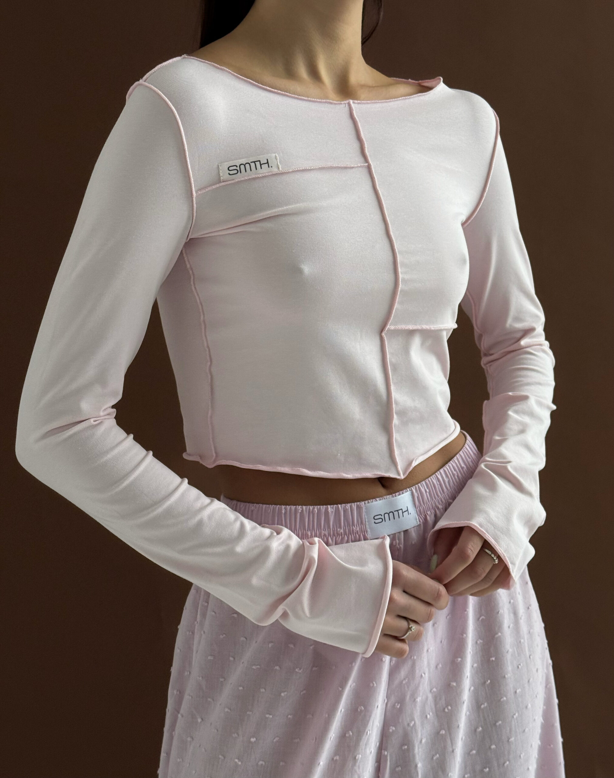 Skrócony longsleeve z zewnętrznymi szwami – różowy