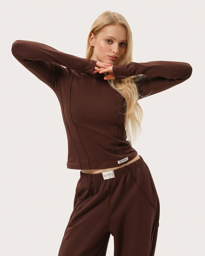 Dopasowany longsleeve z przeszyciami