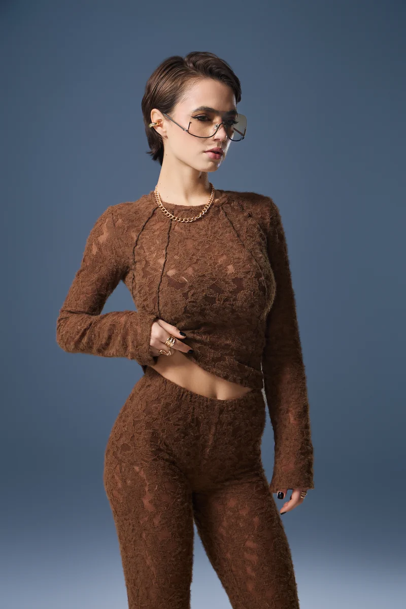 Dopasowany longsleeve z puszystej, teksturowanej koronki