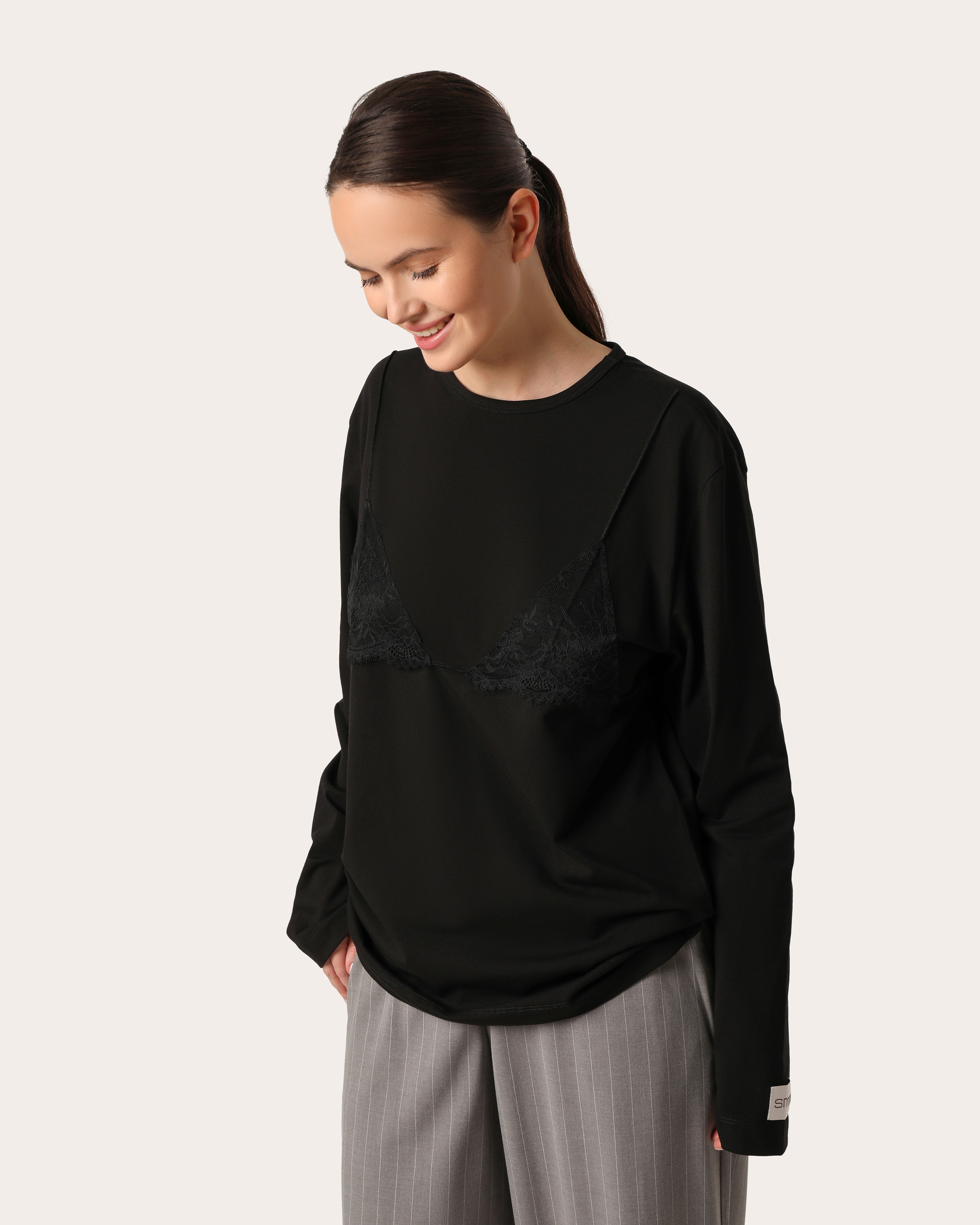 Oversize longsleeve z koronką na dekolcie