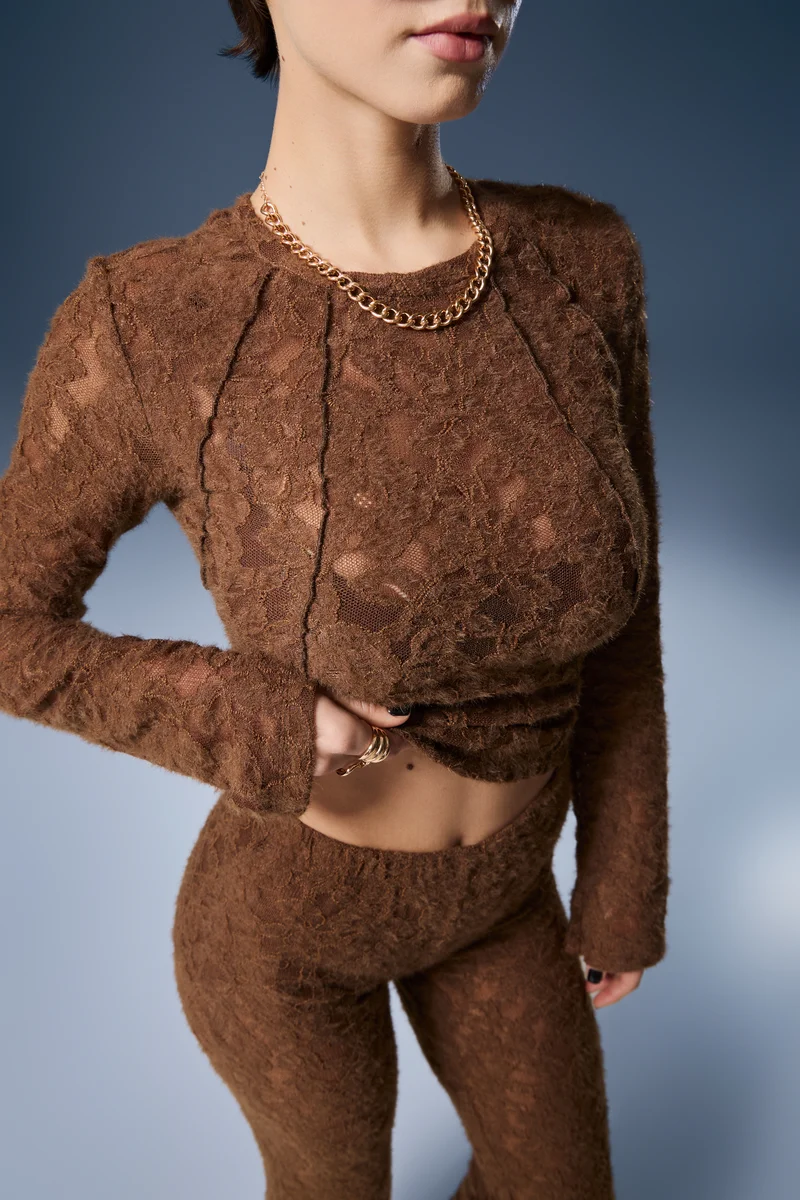 Dopasowany longsleeve z puszystej, teksturowanej koronki