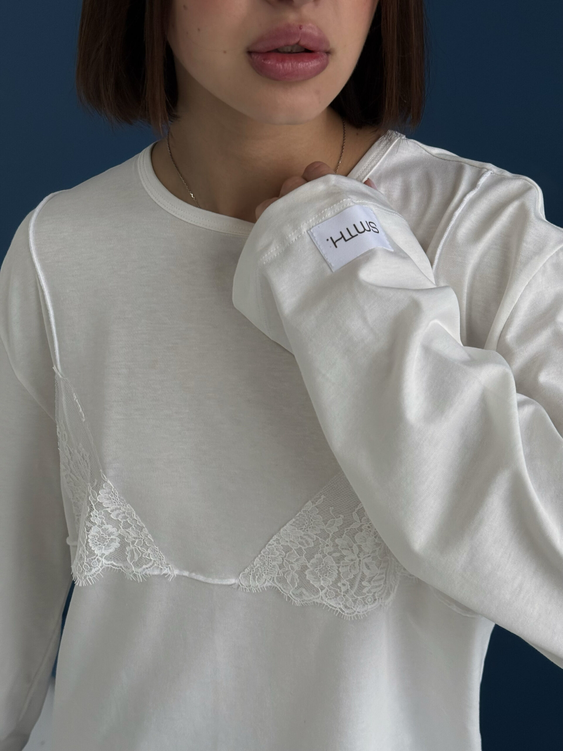 Biały oversize longsleeve z koronką na dekolcie