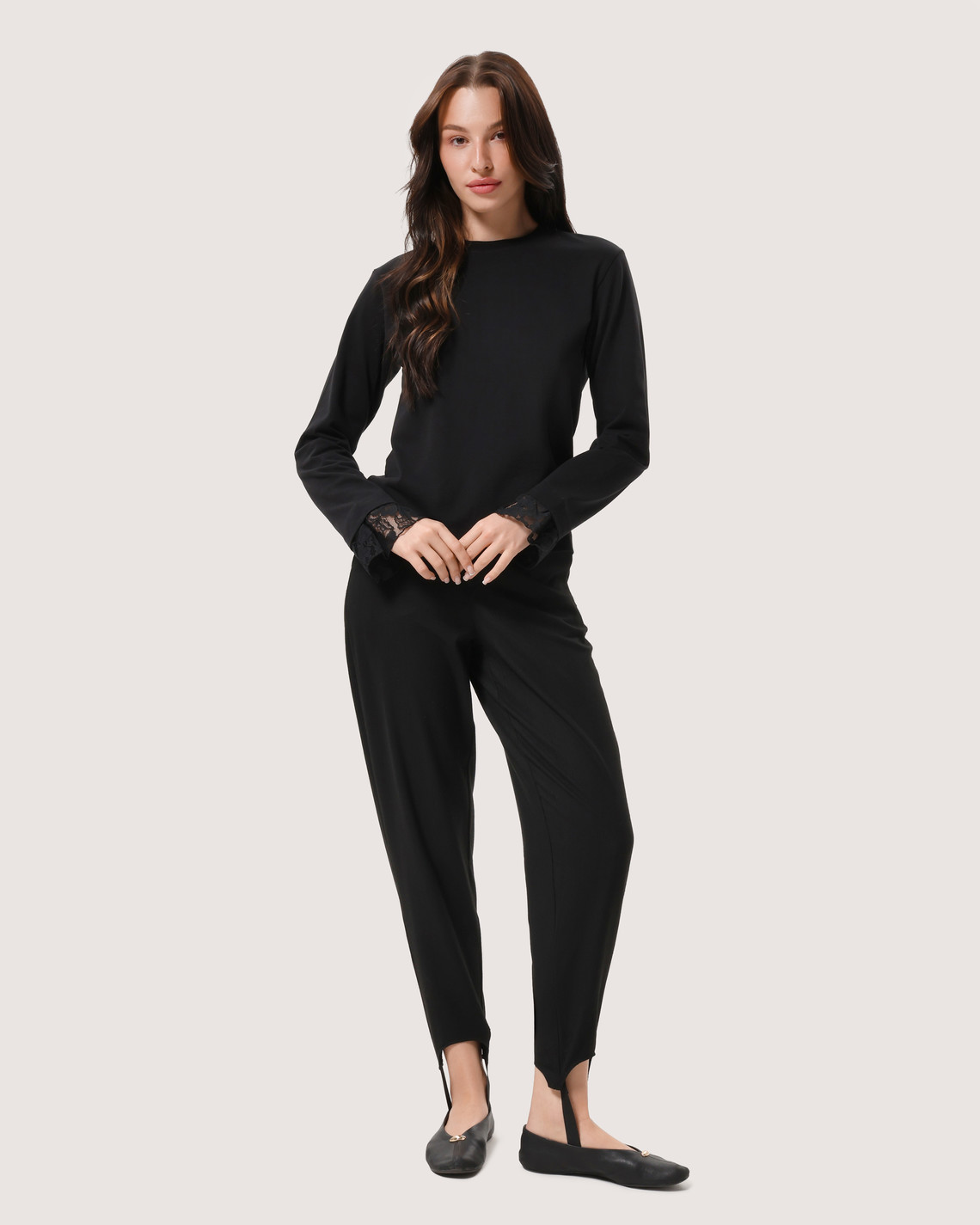 Minimalistyczny longsleeve z koronką na rękawach