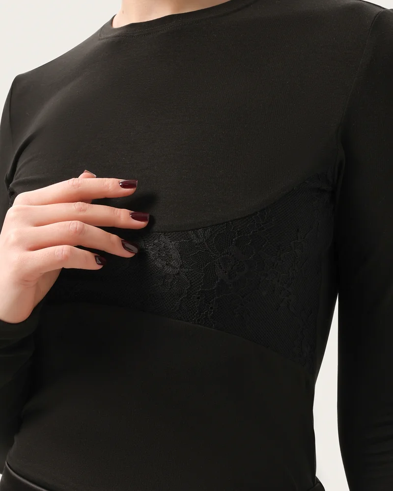 Półprzezroczysty dopasowany longsleeve z tencelu z koronką na biuście
