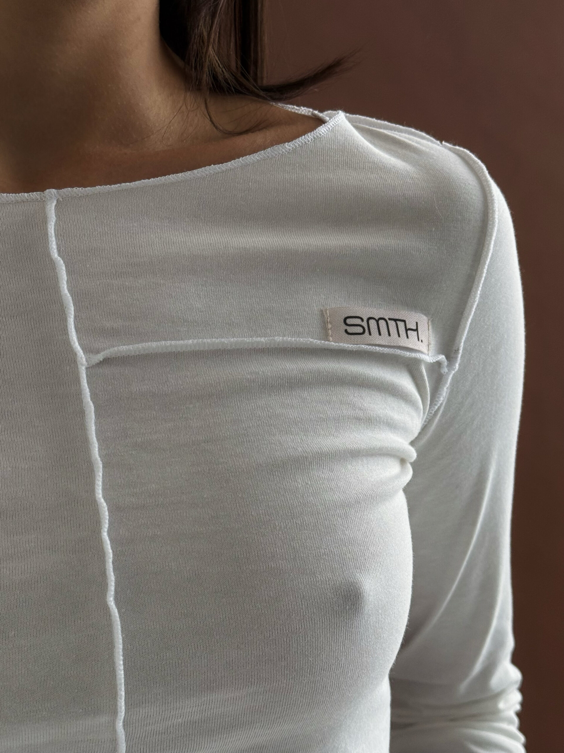 Skrócony longsleeve z zewnętrznymi szwami – biały