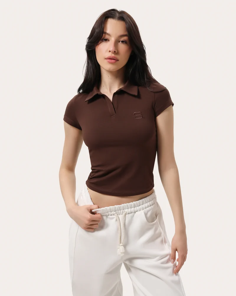 Czekoladowa dopasowana koszulka polo
